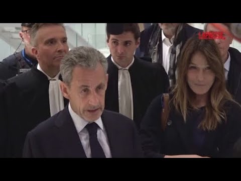 Carla Bruni strappa il coprimicrofono del giornale che ha svelato i fondi libici al marito Sarkozy