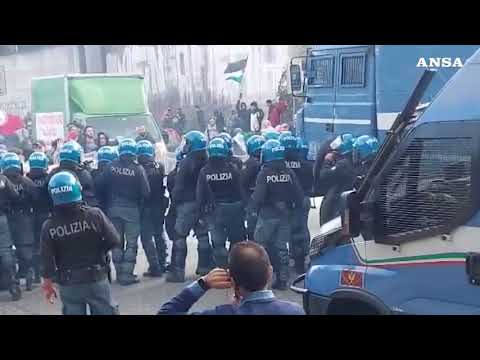 Torino, tensioni al corteo pro-Palestina: la polizia carica i manifestanti
