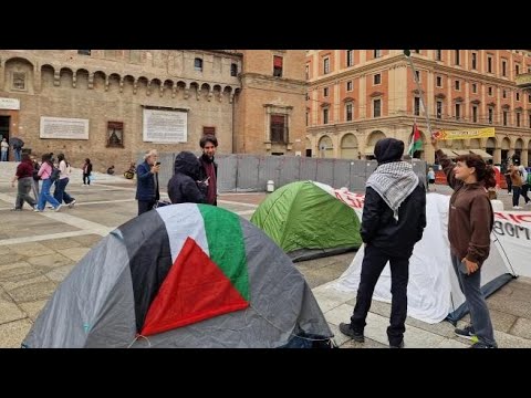 In piazza Nettuno arrivano le tende per Gaza: «In presidio permanente per la Palestina»