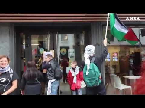 Milano, protesta davanti al McDonald’s di corso Buenos Aires contro Israele