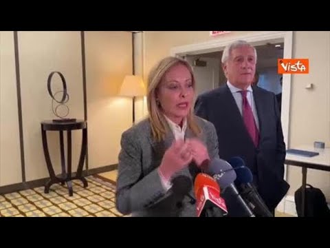 Ecco i gesti con le mani della premier Meloni mentre parla durante il punto stampa a New York