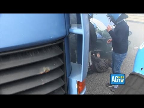 Scontri a Torino al corteo pro Pal, il dettaglio sulla manifestante trascinata e manganellata