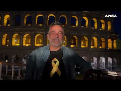 Un nastro dorato illumina il Colosseo per i bimbi malati di cancro