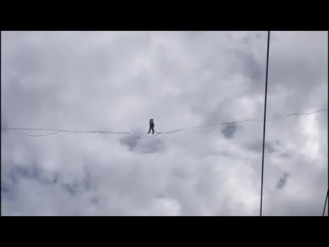 Slackline, camminando su una fune tra torri e tetti nel cielo di Bologna