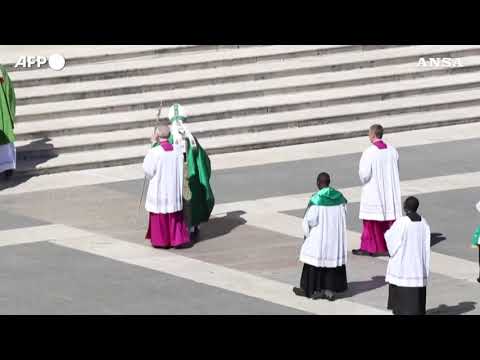 San Pietro, lungo giro tra la folla per Papa Leone