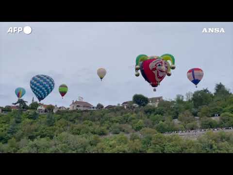Francia, le mongolfiere “colorano” i cieli su Rocamadour