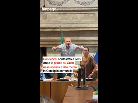 Bandecchi contestato a Terni dopo aver negato la strage di bambini a Gaza: insulti, dito medio e si