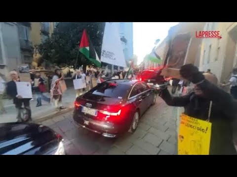 Il flash mob per la Flotilla prima della sfilata della maison Armani a Milano: le immagini