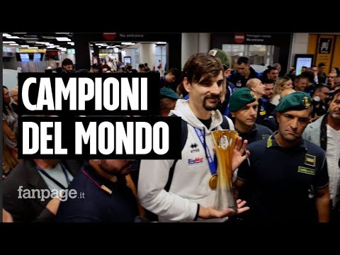 Volley, gli azzurri campioni del mondo tornano in Italia. Giannelli: “Scritta la storia dello sport”