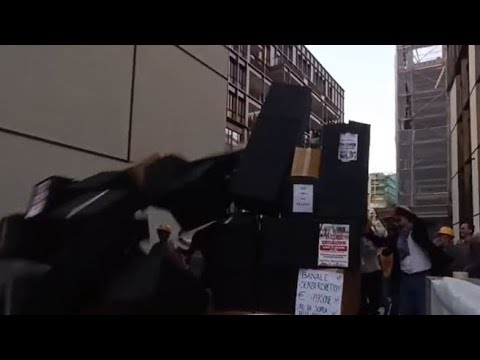 Firenze, flash mob sotto il «cubo nero»: «Abbattiamo la speculazione edilizia»