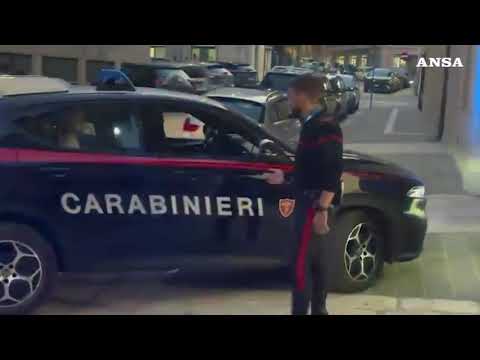 Femminicidio nel Beneventano, l’arrivo del fermato alla caserma dei carabinieri