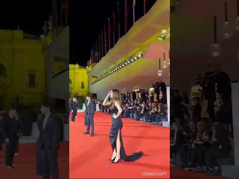 Venezia, la cantautrice romana Valentina Parisse sul red carpet della mostra del cinema #shorts