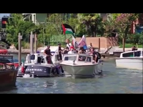 La barca con l’attrice Anna Foglietta e l’artista Laika fermata dai carabinieri a Venezia