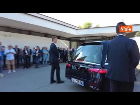 L’arrivo del feretro di Emilio Fede alla Chiesa di Dio Padre a Milano 2