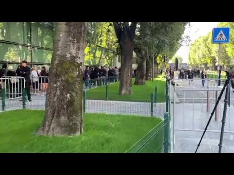 La lunga coda per Giorgio Armani alla camera ardente