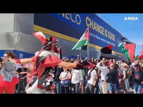 Milano, corteo per il Leoncavallo: blitz nel cantiere del Pirellino