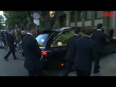 L’arrivo del feretro di Giorgio Armani alla camera ardente