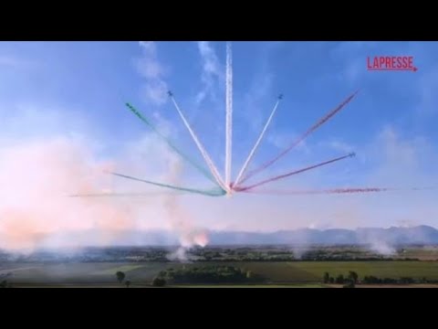 Le Frecce Tricolori rendono omaggio a Giorgio Armani con una manovra «a scintilla»