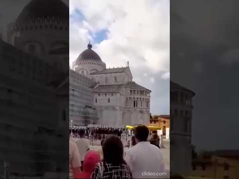 «Faccetta nera» e slogan fascisti: il corteo degli ultrà romanisti in trasferta a Pisa #shorts #news
