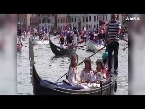 Regata storica a Venezia, sfilata di gondole sul Canal Grande