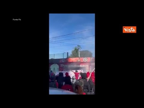 Fumogeni e bombe carta al corteo a Milano contro lo sgombero del Leoncavallo