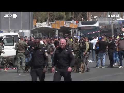 Attentato a Gerusalemme: almeno 5 morti e 15 feriti, due terroristi uccisi