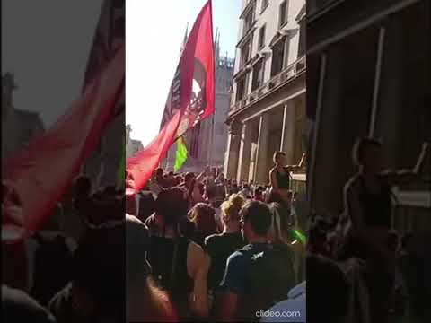 Fumogeni e bombe carta al corteo a Milano contro lo sgombero del Leoncavallo #shorts #news