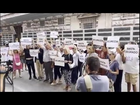 Firenze, presidio davanti alla prefettura del Comitato San Jacopino: «Basta risse e spaccate»