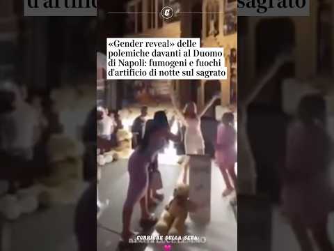 «Gender reveal» delle polemiche davanti al Duomo di Napoli #shorts #news