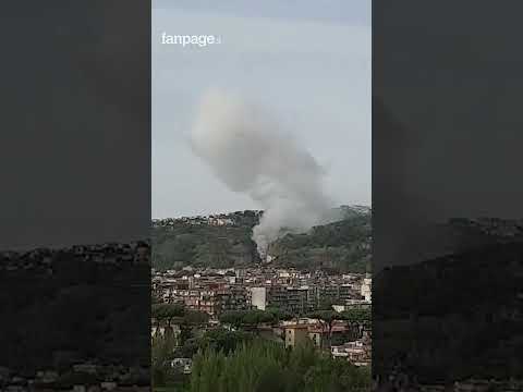 Napoli: esplosioni, fumo e fiamme a Pianura, in una fabbrica di fuochi d’artificio