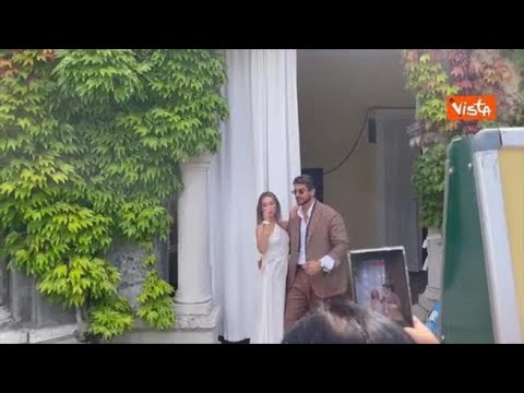 Venezia 82, il bacio di Angela Caloisi e Paolo Crivellin davanti ai fotografi al Lido