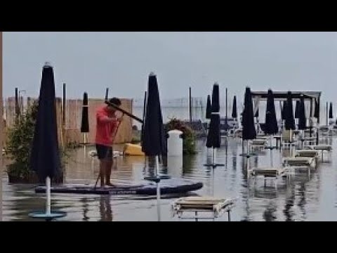 Chiavari, spiaggia sott’acqua: il bagnino pagaia tra gli ombrelloni