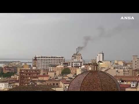 Maltempo, a fuoco un’antenna telefonica sul tetto di un palazzo a Cagliari