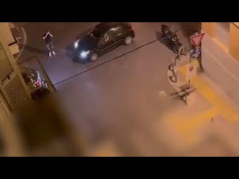 In 4 pestano a calci e pugni un 21enne disabile in strada a Sanremo: il video dell’aggressione