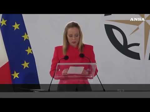 Migranti, Meloni: “Governo non si rassegna, combattiamo traffico di esseri umani”