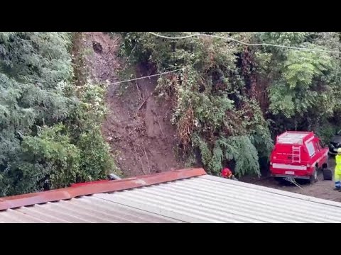 Como, la frana sopra la ferrovia dopo il nubifragio: il recupero dell’auto finita nella scarpata