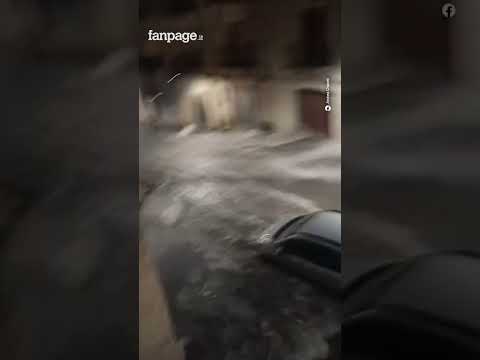 Strade trasformate in fiumi, automobili travolte dalla corrente, persone bloccate in casa: momenti d