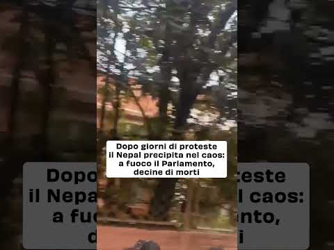Dopo giorni di proteste il Nepal precipita nel caos: a fuoco il Parlamento, decine di feriti