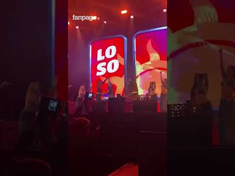 Rocco Hunt invita la mamma a ballare sul palco la sua hit con Noemi: la scena durante il concerto