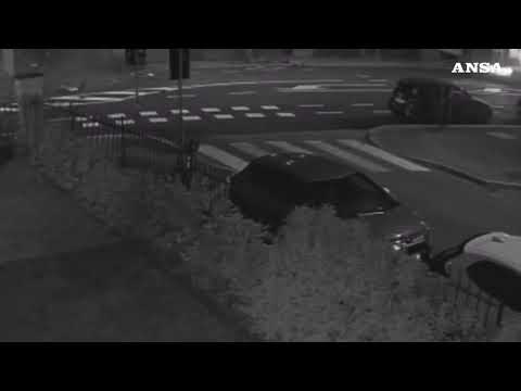 Bologna, auto contro un palo durante un inseguimento: morto 18enne
