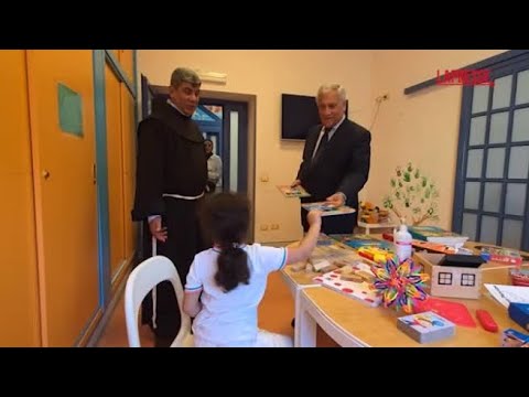 Una mamma di Gaza a Tajani: «Vogliamo restare qui». Il ministro: «Faremo di tutto per integrarli»