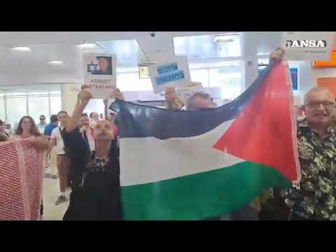 Napoli, blitz pro-Pal all’aeroporto: “Zionist are not welcome”