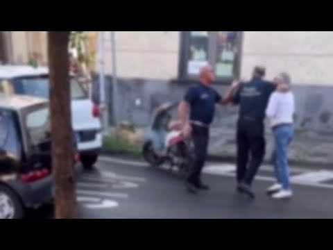 Il video del vigile di Pagani che schiaffeggia un uomo fermato perché senza casco in scooter