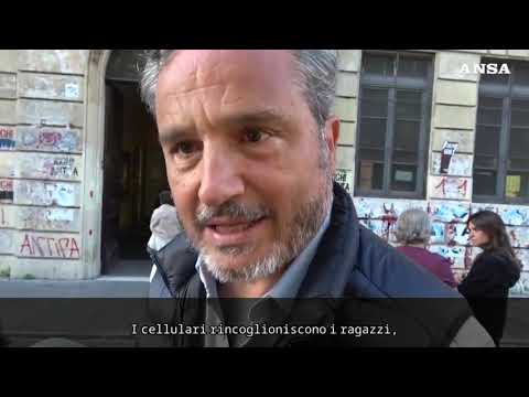 Primo giorno di scuola al Righi di Roma. I genitori approvano lo stop al cellulare