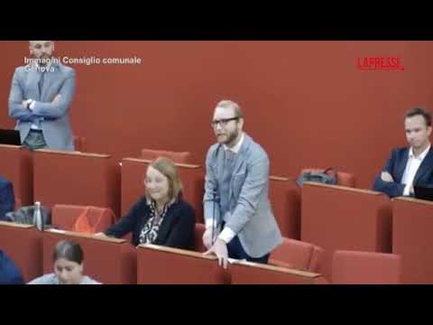 Bagarre in consiglio a Genova, consigliere Pd a FdI: «Vi abbiamo già appeso una volta…»