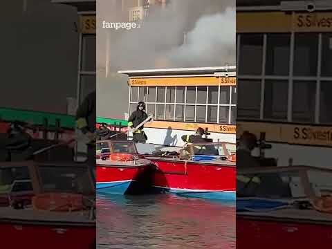 Barcone prende fuoco in Canal Grande a Venezia