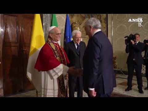 Mattarella accoglie il Papa al Quirinale, oltre mezz’ora di colloquio privato