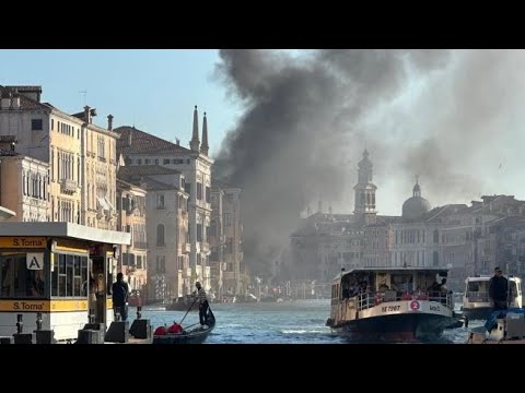 Barcone-merci a fuoco: nube di fumo a Venezia