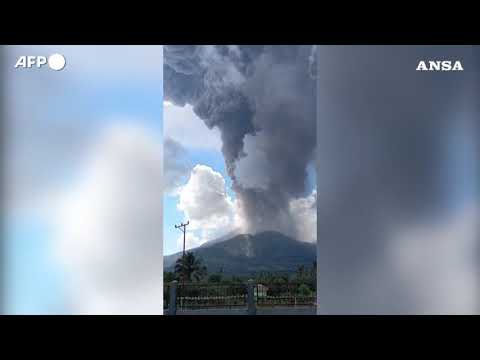 Indonesia, l’eruzione del Lewotobi Laki-Laki in timelapse