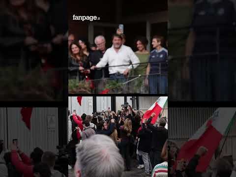 Sigfrido Ranucci si affaccia dalla sede di Report e si commuove, i manifestanti: “Siamo noi la tua s
